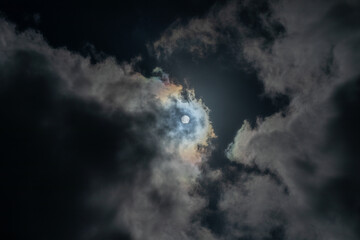 雲の中の部分日食