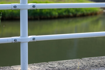 川沿いのガードレールと草むら