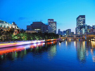 Fototapeta na wymiar 夕暮れの大阪中之島 鉾流橋から公会堂や水晶橋を見る