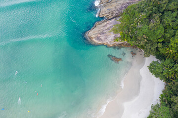 lindas imagens aéreas da praia do Engenho, litoral Norte de São Paulo. Mata Atlantica, vegetação e pessoas praticando surf