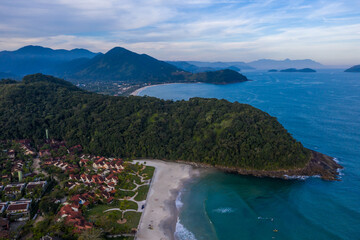 Obraz premium lindas imagens aéreas da praia do Engenho, litoral Norte de São Paulo. Mata Atlantica, vegetação e pessoas praticando surf