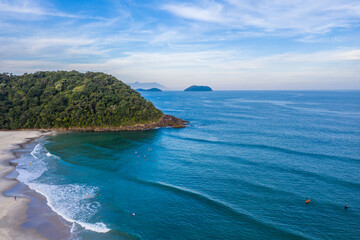 Fototapeta premium lindas imagens aéreas da praia do Engenho, litoral Norte de São Paulo. Mata Atlantica, vegetação e pessoas praticando surf