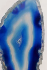 Papier Peint photo Lavable Cristaux Tranche de pierre d& 39 agate bleue sur fond clair.Texture naturelle de la pierre bleue.Un morceau d& 39 agate bleue