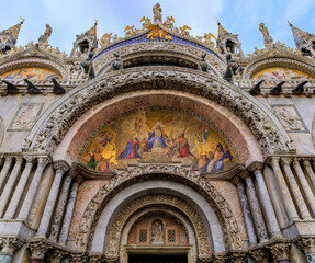 Obraz premium Saint Mark's Basilica facade mosaics of Christ and Last Judgment on Saint Mark's or San Marco square, Venice, Italy