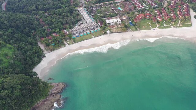 imagem a&eacute;rea da linda praia do Engenho, litoral Norte de S&atilde;o Paulo incluindo a vegeta&ccedil;&atilde;o da mata Atl&acirc;ntica, surfistas e banhistas