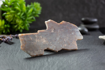 A view of a flat piece of quartz rock.