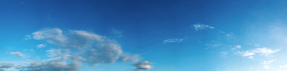 Obraz premium Panorama sky with beautiful cloud on a sunny day. Panoramic high resolution image.