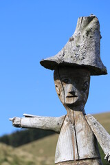 Drewniana rzeźba na tle błękitnego nieba © Sebastian Gacki