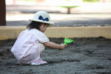 砂場で遊ぶ女の子