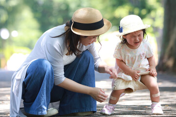 絆創膏を貼る女の子