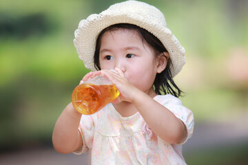 飲み物を飲む女の子
