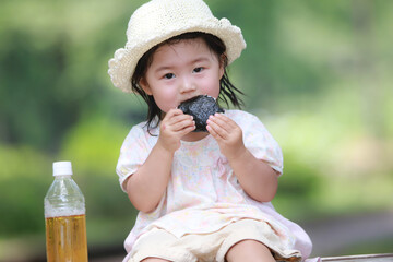 おにぎりを食べる女の子