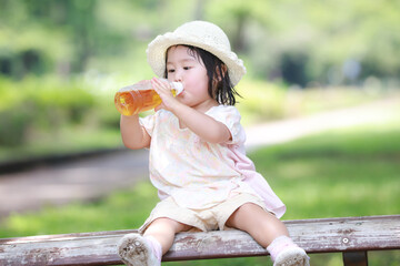 飲み物を飲む女の子