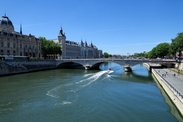 Palais de Justice et la Seine à Paris.