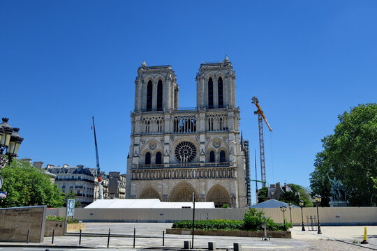 Parvis de la Cath&eacute;drale Notre Dame d&eacute;sert. Paris France. 20 mai 2020.