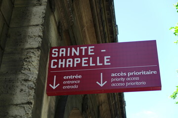 Panneau sur fond rouge avec inscription: Sainte Chapelle.  Paris. France. 