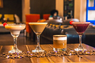 Tragos finos coloridos y de cafe