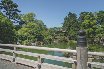 京都御苑内の九条池と池に架かる高倉橋から見える拾翠亭と初夏の風景です