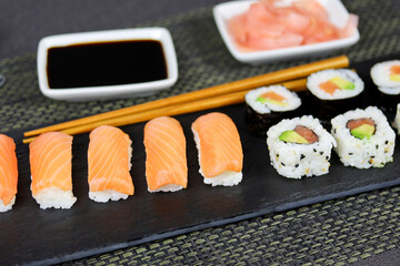 assiette de sushi et maki