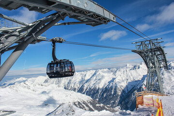 Fototapeta na wymiar ski lift in the alps