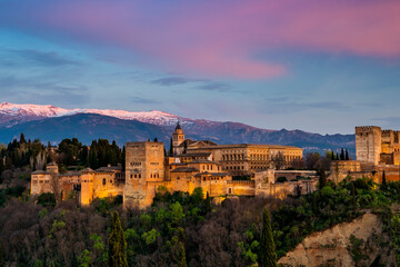 Fototapeta na wymiar Nubes rojas de atardecer sobre el palacio de La Alhambra en Granada, Andalucia, España