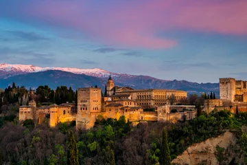 Foto op Canvas Nubes rojas de atardecer sobre el palacio de La Alhambra en Granada, Andalucia, España © inigolaitxu