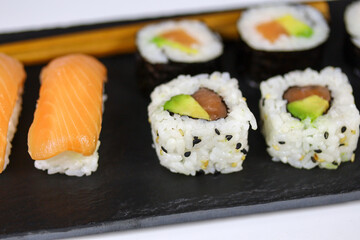 sushi et maki sur un fond blanc