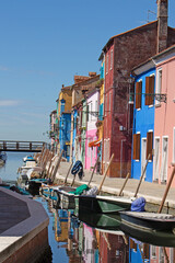 Fototapeta na wymiar Canal with boats and colorful houses.
