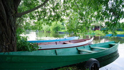 Naklejka na ściany i meble wooden boats on the river among the trees. Pereslavl-zalessky, golden ring of Russia.
