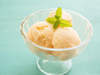 ミントの葉を添えたバニラアイスクリーム