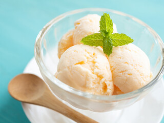 ミントの葉を添えたバニラアイスクリーム