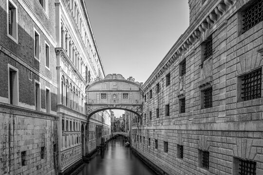 Fototapeta Bridge of sighs in Venice, finae art black and white photograph of the bridge and canal.