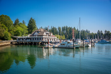 Fototapeta premium Żaglówki na przystani klubu wioślarskiego w Stanley Park, Vancouver, Kolumbia Brytyjska, Kanada
