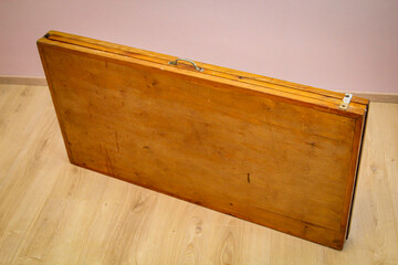 Maler und Tapezierutensilien und Details einer Tapeziertafel, Tapeziertisch