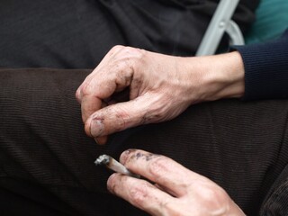 Manos de hombre con un cigarrillo