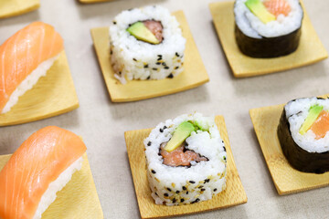 assiette de sushi et maki