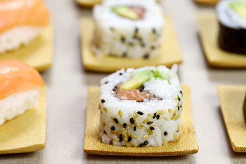 assiette de sushi et maki