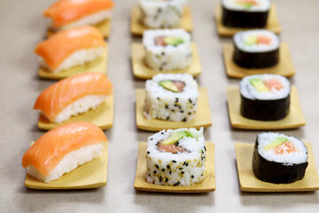 assiette de sushi et maki