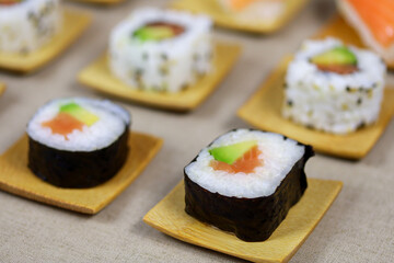 assiette de sushi et maki