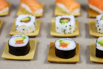 assiette de sushi et maki