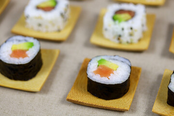 assiette de sushi et maki