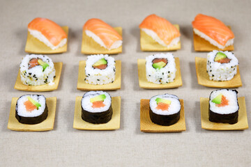 assiette de sushi et maki