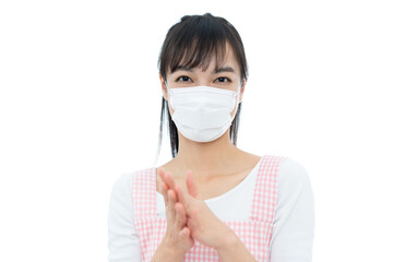 マスクをした若い女性