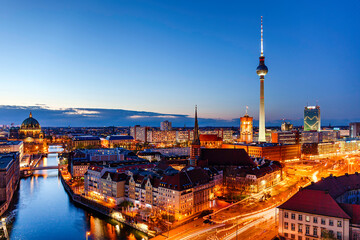 Fototapeta premium Berlin nocny widok z lotu ptaka gród z wieży telewizyjnej