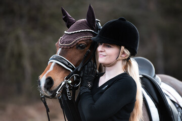 Obraz premium Portrait von einer Reiterin mit ihrem Pony auf Kandare