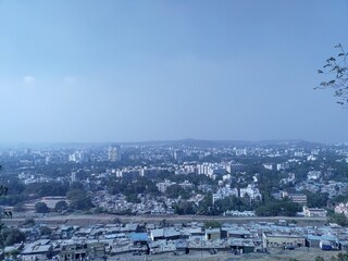 Obraz premium Indian Slum Area And City Separated By One Road In One Image