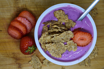 muesli with yogurt and fruits