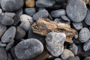 Rocas, piedras y cantos rodados en la playa. Costa cantábrica. 