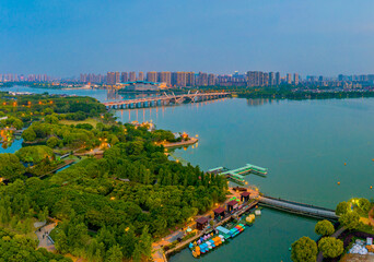 Naklejka premium Dusk scenery of Li Lake bridge, Wuxi City, Jiangsu Province, China