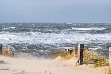 Gordijnen stürmische Nordsee bei Orkan mit Düne © natros